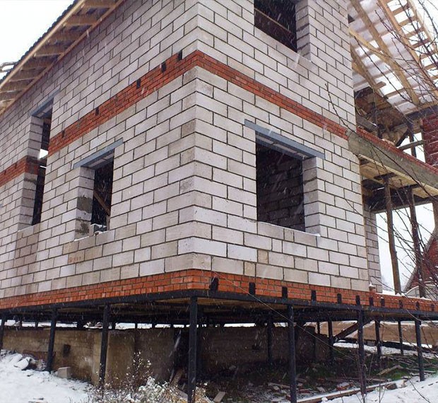 Монтаж свайно-винтового фундамента под дом из пеноблока в Дзержинском